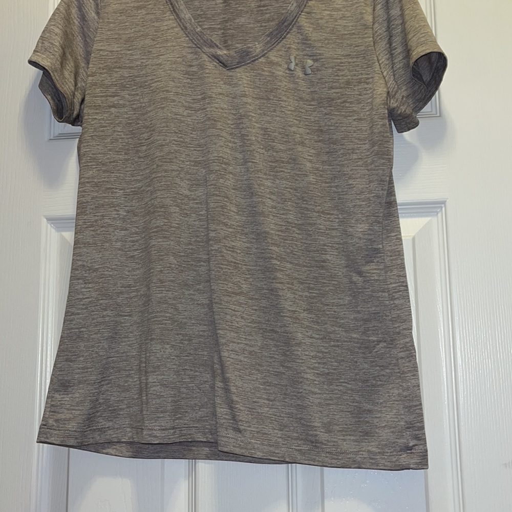 ⭐️Underarmor vneck - Picture 6 of 9